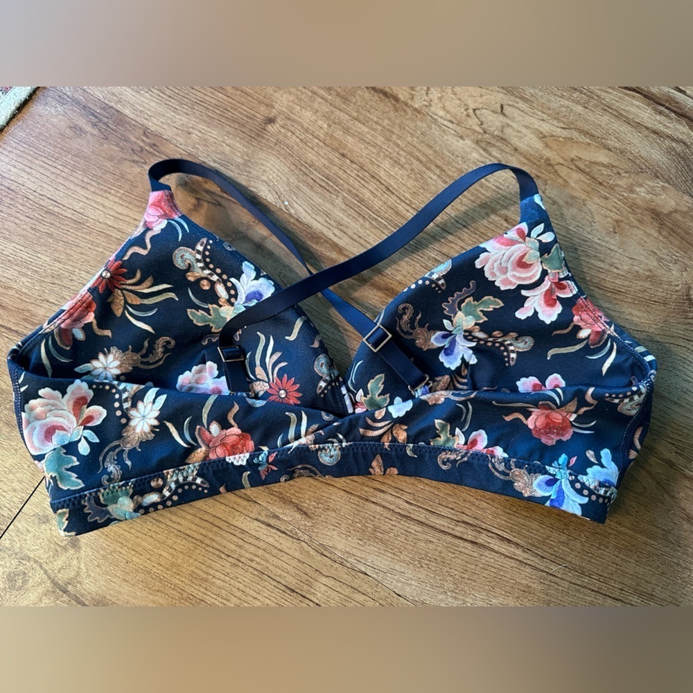 Athleta Floral Print Sports Bra. Removable padding. Size medium. - Picture 3 of 7